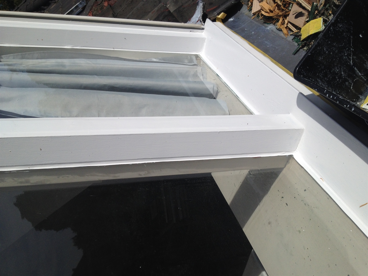 Houtrot hersteld, kitnaden vervangen en grondverf aangebracht