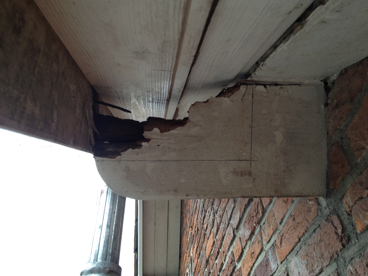 goot klos verrot en goot bodem moet hersteld worden.