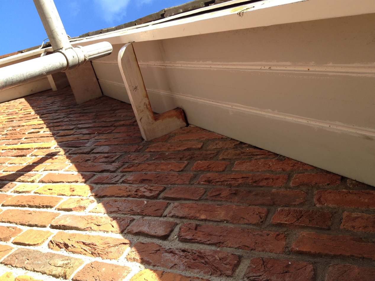 Nieuwe goot bodem in gemaakt van 18mm wbp watervast,en sleuven in gefreesd zodat de sponningen door lopen in bestaand werk.