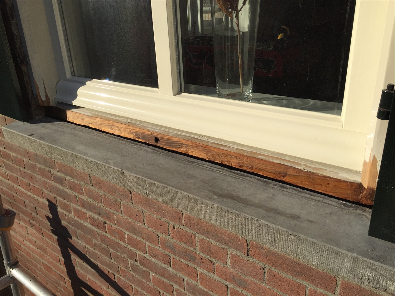 Na het meten van het vochtgehalte het kale hout gefixeerd.