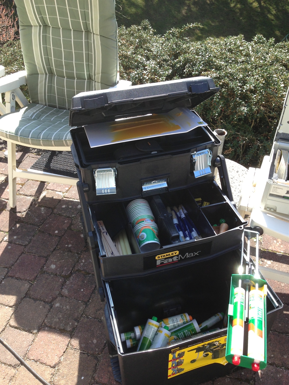 georganiseerd en opgeruimd werken. Hier wordt de gereedschapstrolley ook gebruikt om de gemende epoxy op het mengplateau uit de zon te houden.