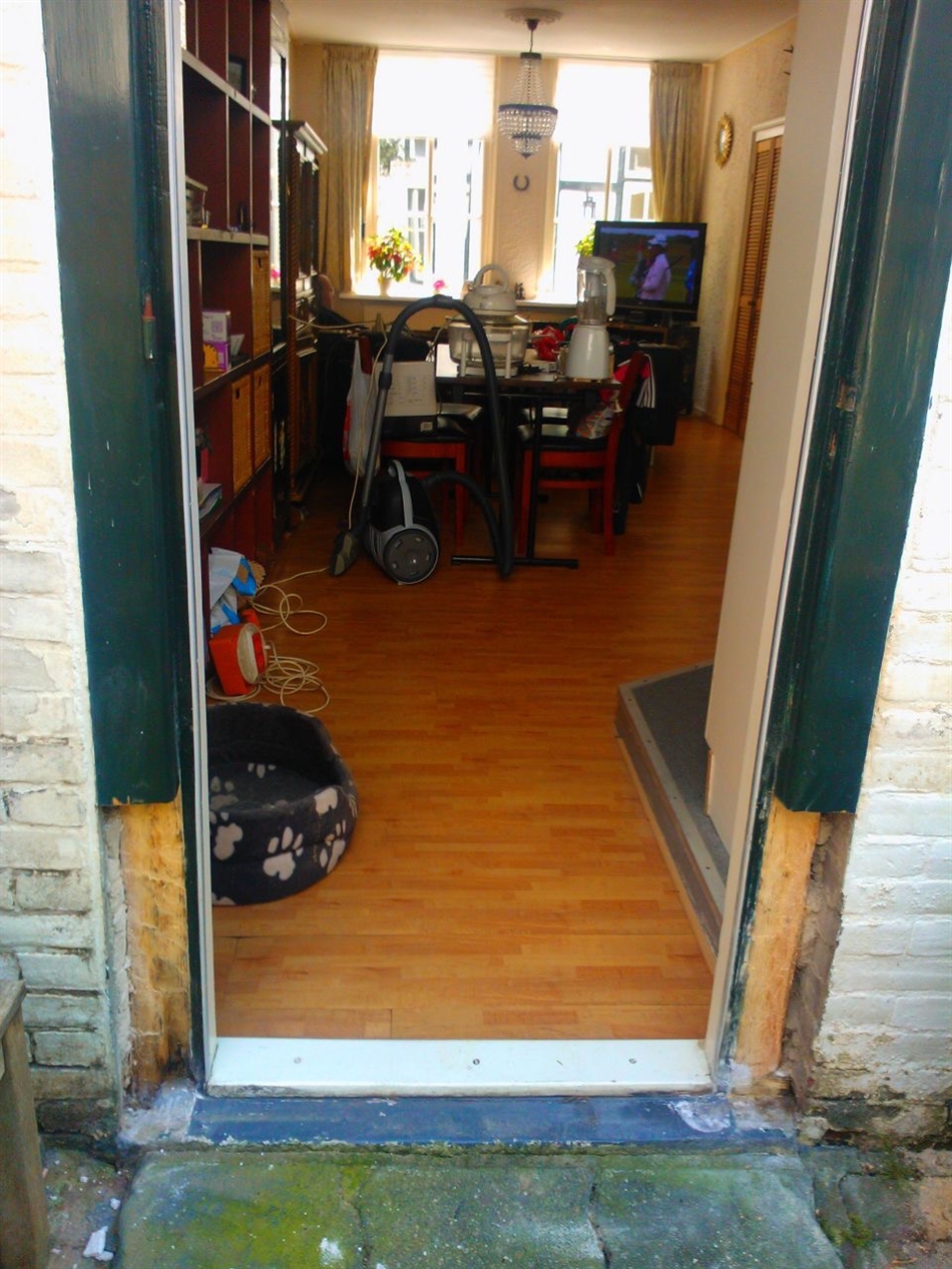 beide zijden van het kozijn uitgehaald