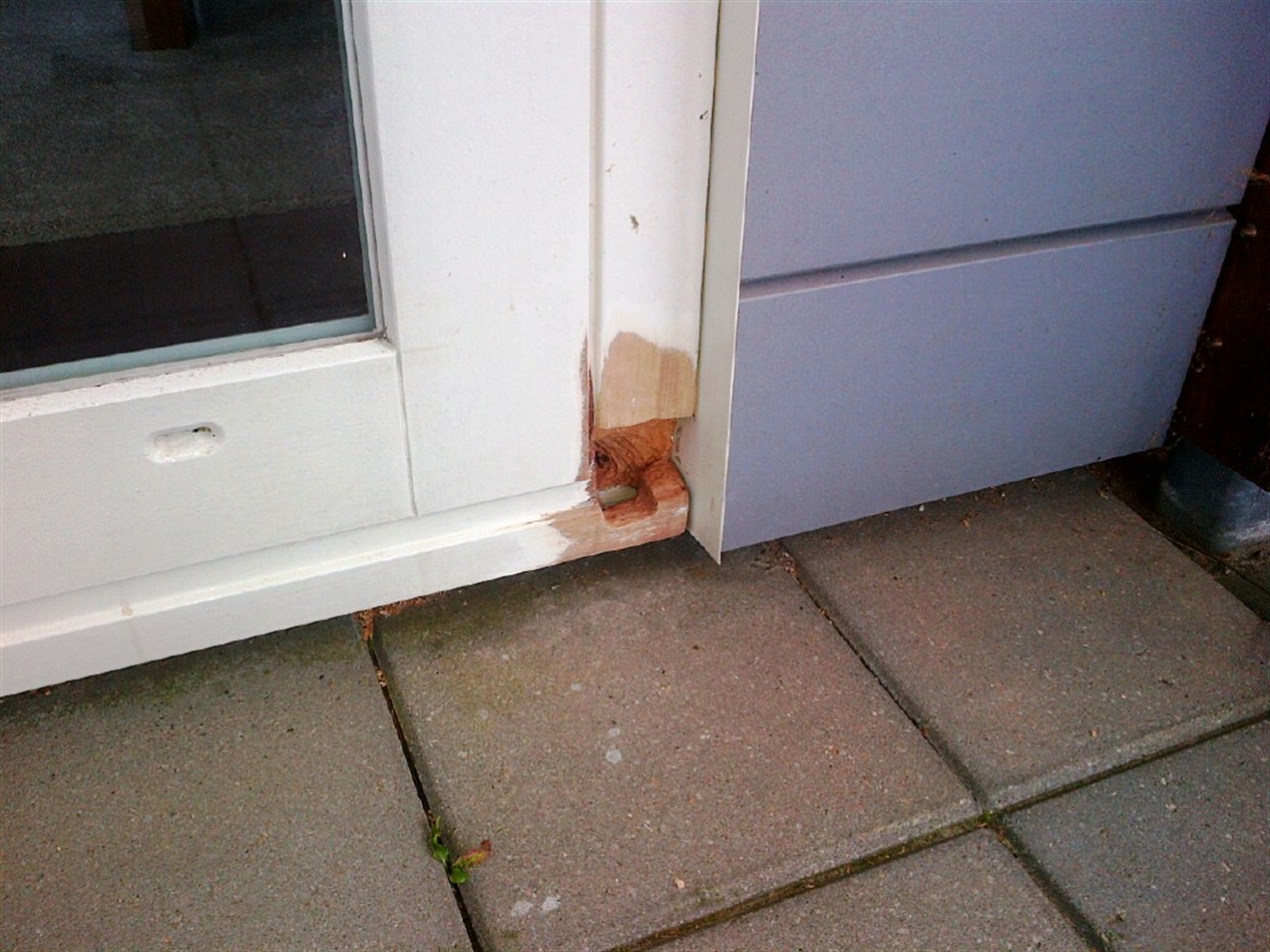 Het rotte hout weggefreesd en de roestige spijkers (met enige moeite) verwijderd.