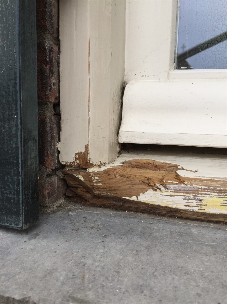 Houtrot door vochtindringing aan de onderzijde en openstaande verbinding.