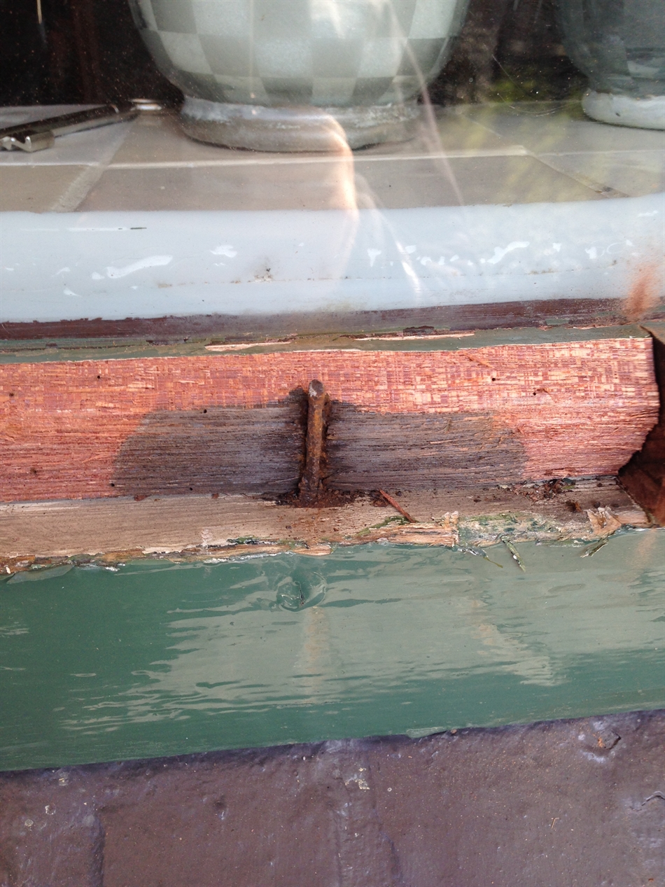 stalen nagel erntig verroest. Dit tast het verfsysteem en het hout aan.