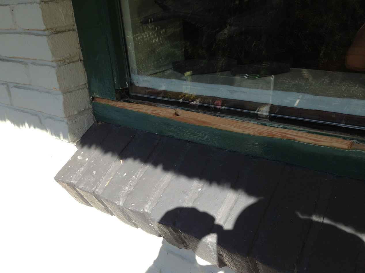 na het verwijderen van de latten en inspectie van de dorpel, blijkt dat er houtaantasting te zijn ontstaan. Gelijk de hoekverbindingen open gefreest voor een duurzame preventieve afdichting.