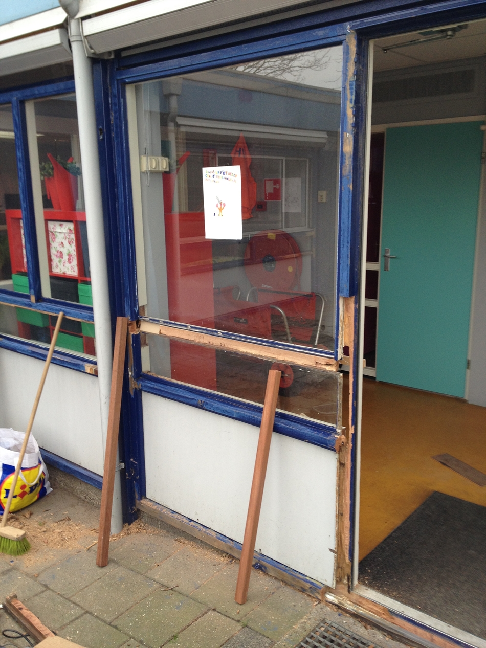 Herstel van aangetast hout door middel van lamineren en deelvervanging.