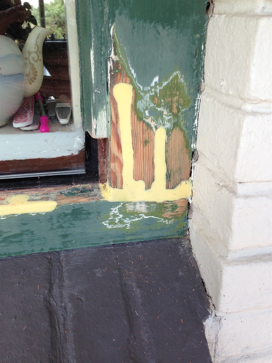 Uitgeharde reparatie, is teruggeschuurd en klaar voor de afwerking met grondverf.