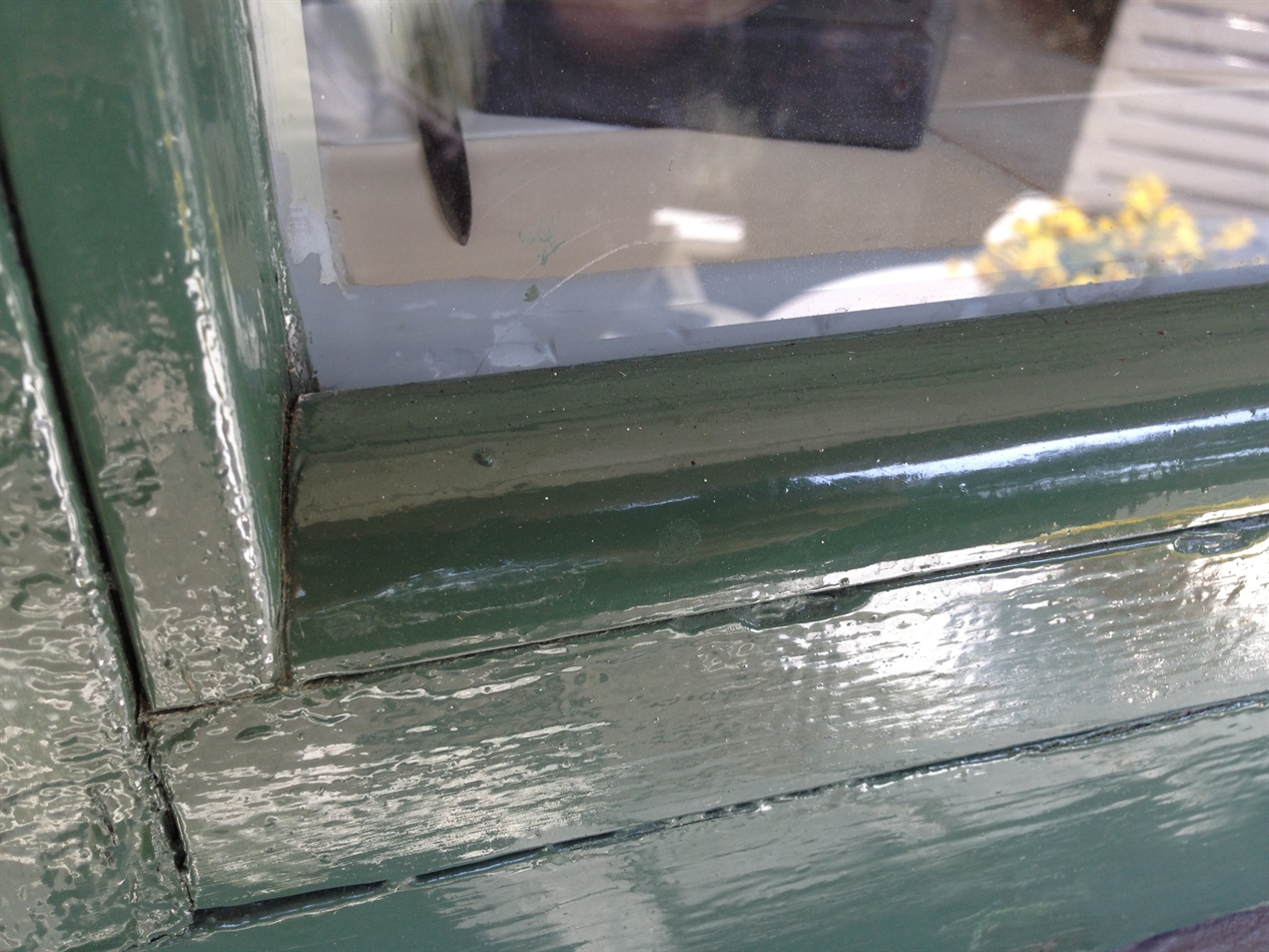 Door de bewoner geplaatste latten. Alle zonder kit/band en met stalen nagels.