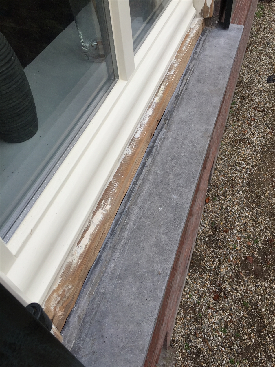 Aangetast deel over de gehele lengte doorgezaagd.