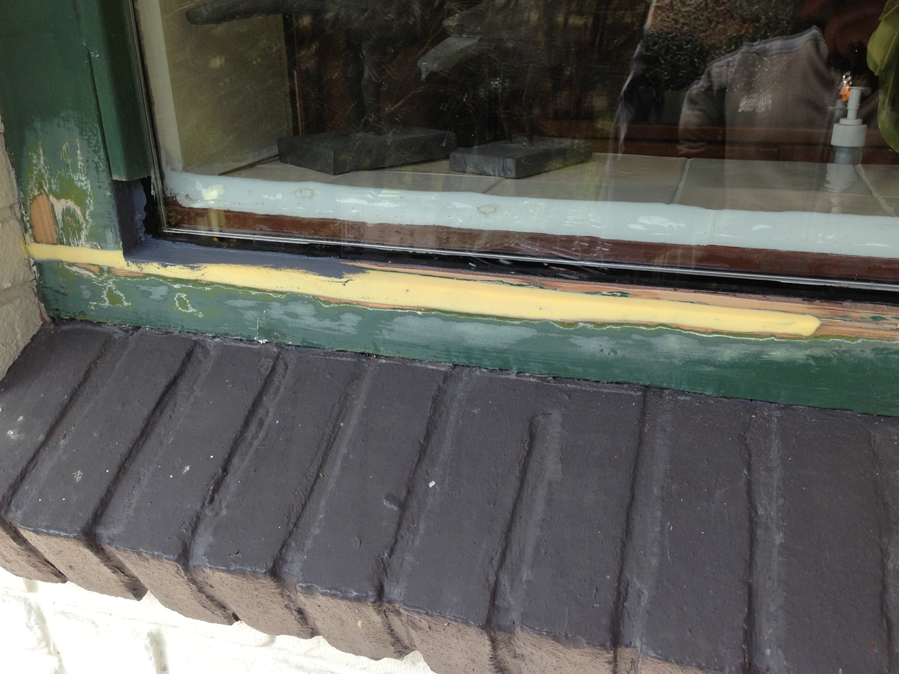 Hier is de reparatie ook al teruggeschuurd en is al begonnen met het aanbrengen van de grondverf.