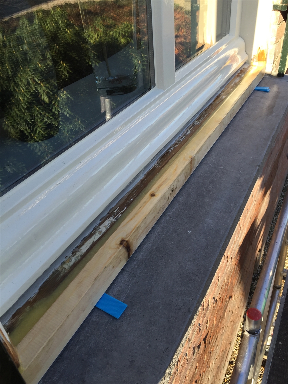 Nieuw deel aangebracht, onderzijde behandeld met Dry Shield SK en grondverf.