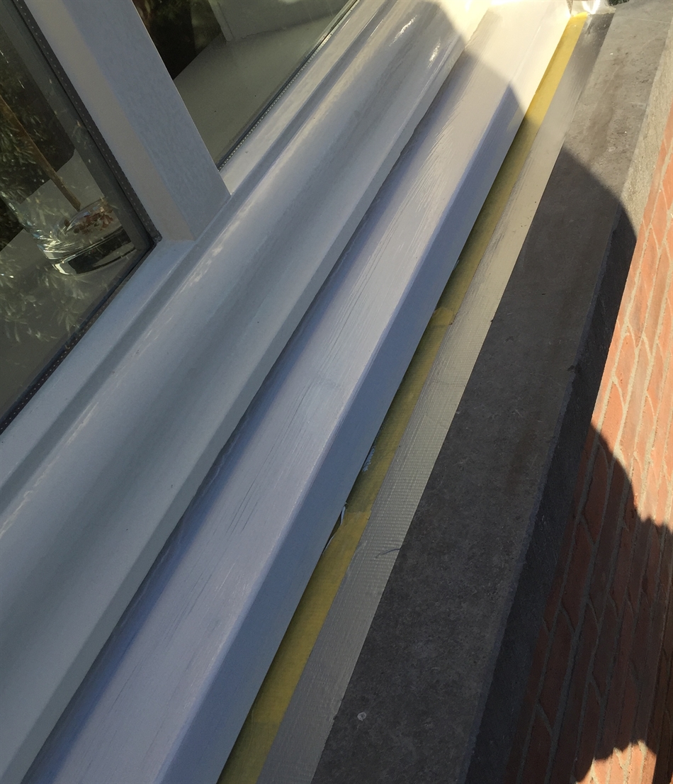 Na uitharding geschuurd, de bovenzijde afgerond met een radius van 5 mm, vervolgens 2x grondverf aangebracht.